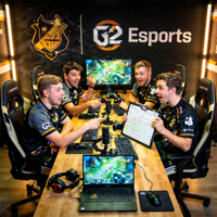 G2 Esports战队DOTA2分部训练场景 - 队员正在激烈讨论战术